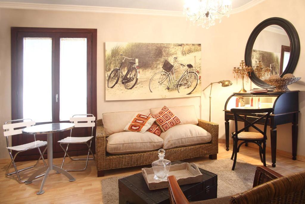 Apartamentos Alcoba De Baco Barbastro Room photo